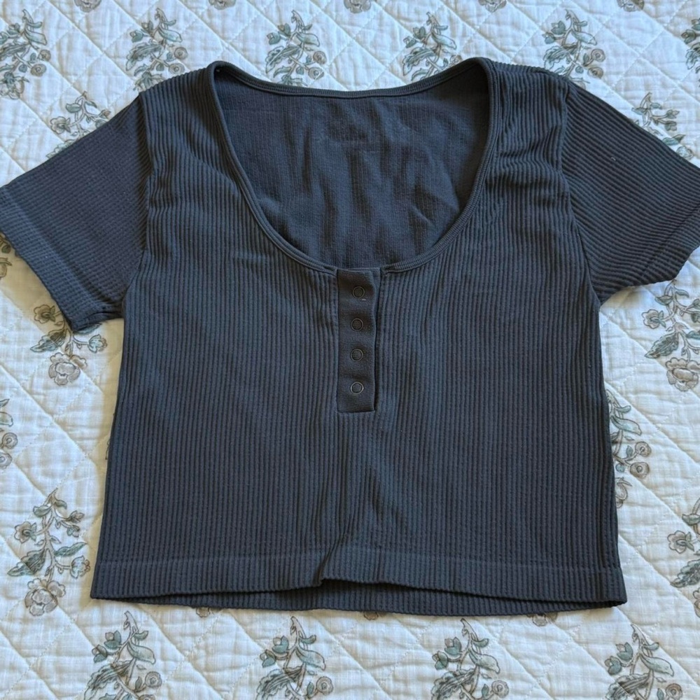 Super Soft and Flattering Aero Top- Size Large